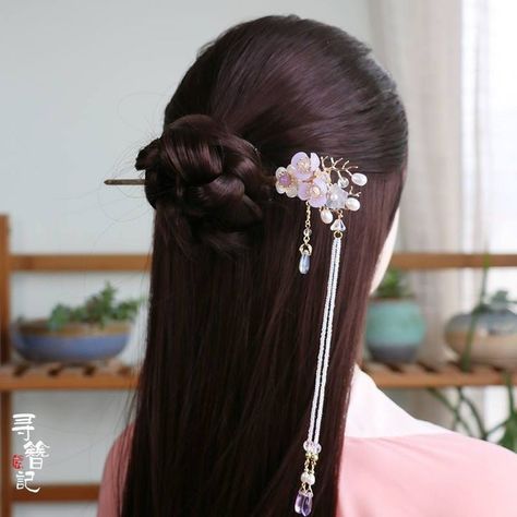 Chinese Style Hairstyles, Asian Hairstyles Traditional, Chinese Hairdo Traditional, Chinese Traditional Hairstyles Long, Japanese Traditional Accessories, Japanese Updo Hairstyles, Hairstyle With Hairpin, Chinese Hanfu Hairstyle, Chinese Hairpin Hairstyle