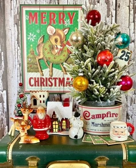 Mcm Christmas Decorations, Bright Vintage Christmas, Vintage Craft Room Decor, Vintage Retro Christmas Decorations, Retro Christmas Decor Ideas, Christmas Decorating Ideas 2023, Christmas Vinyettes, Antique Christmas Decor, Vintage Christmas Centerpieces