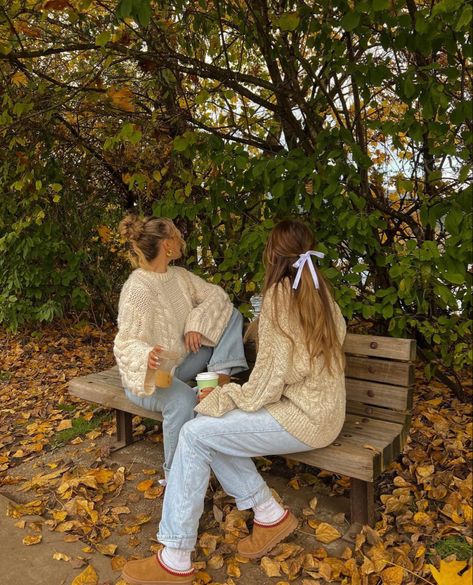 Fall Outfits Best Friends, Fall Outfits Aesthetic Pumpkin Patch, Fall Outing Ideas, Fall Season Couple Pictures, Fall Activities For Best Friends, Autumn Group Photoshoot, Autumn Aesthetic With Friends, Fall Festival Pictures, Bsf Fall Pictures