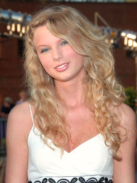 Let's start from the beginning: Here is 17-year-old Taylor Swift in one of her first public appearances, at the 2006 CMT Awards. She will wear these tight curls for the next three years. Old Taylor Swift, Photos Of Taylor Swift, All About Taylor Swift, Taylor Swift Videos, Natural Curls Hairstyles, Taylor Swift Hair, Zooey Deschanel, Zac Efron, Celebrity Beauty