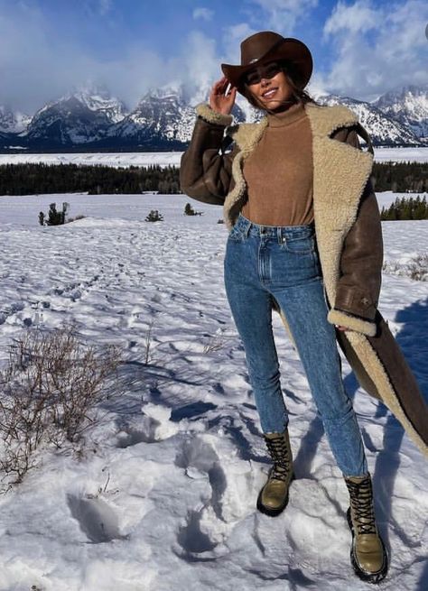 Fall Cabin Outfit, Colorado Aesthetic Outfits, Ski Trip Fashion, Cabin Outfit, January Fashion, Winter Style Guide, Colorado Outfits, Snow Outfit, Cowgirl Outfits