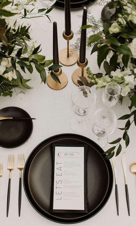 Black Wedding Table Setting, White Wedding Table Setting, Black Wedding Table, Round Wedding Tables, White Table Settings, Black And White Wedding Theme, Wedding Aesthetics, Black Dinner, White Wedding Theme