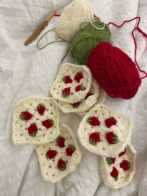 Strawberry Granny Square Blanket, Fall Crochet Granny Squares, Cherry Granny Square, Strawberry Granny Square, Grandma Square Crochet, Graph Crochet, Confection Au Crochet, Crochet Design Pattern, Kawaii Crochet