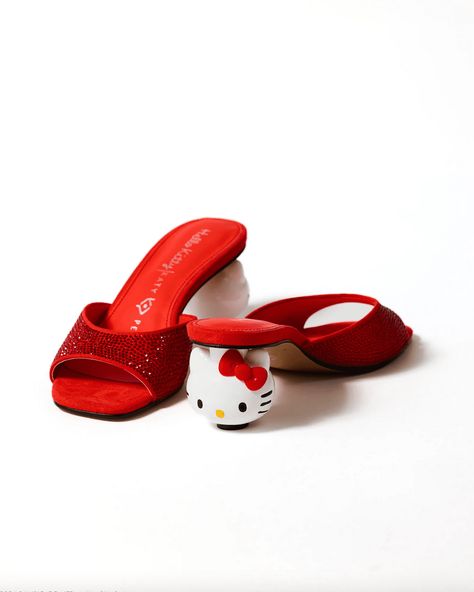 Taking Kitten Heels to a new level! Hello Kitty Meets Katy Perry 😍 Hello Kitty Roller Skates, Hello Kitty Things To Buy, Whimsical Luxury, Hello Kitty Heels, Rich Shoes, Hello Kitty Face, Hello Kitty Shop, September Fashion, Pleaser Heels