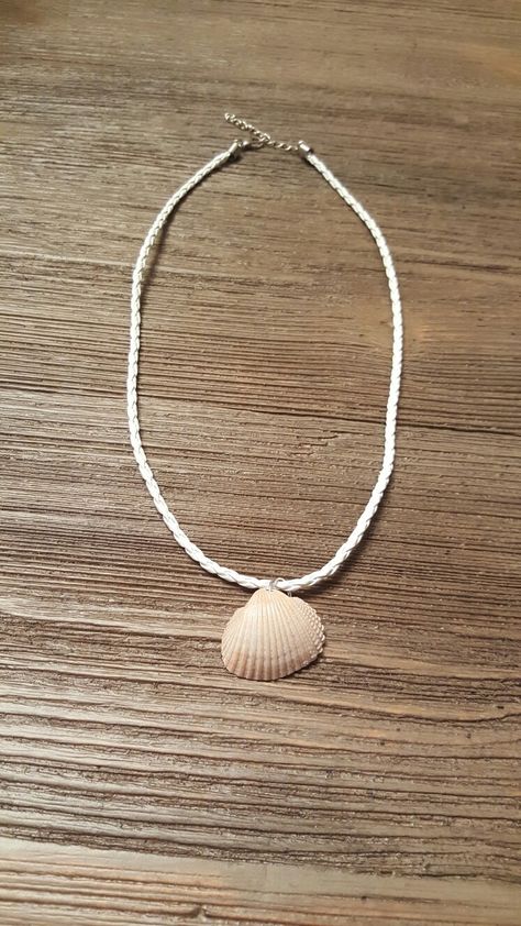 Natural (no paint) Shell Jewelry Ideas, Accesories Jewelry, Seashell Jewelry, Necklace Display, Seashell Necklace, Handmade Bangles, Mermaid Necklace, Seashell Crafts, Shell Jewelry