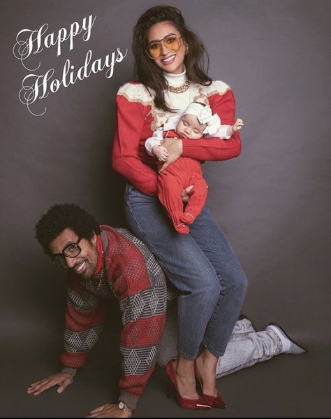 Jcpenny Photos, Funny Awkward Photos, Awkward Family Photos Christmas, Awkward Family Christmas, Funny Photoshoot Ideas, Funny Christmas Photos, Christmas Couple Pictures, Funny Xmas Cards, 80s Christmas