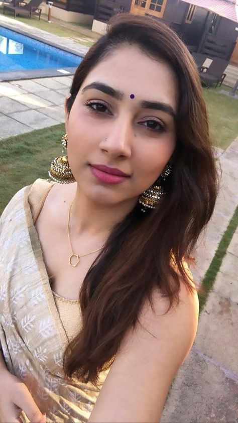 When her confidence brings out the best look! 😍🔥 Disha Parmar Disha Parmar, Beautiful Eyes Color, Arabian Beauty Women, Blonde Beauty, Beautiful Smile Women, Beautiful Smile, Desi Beauty, Beautiful Eyes, Confidence