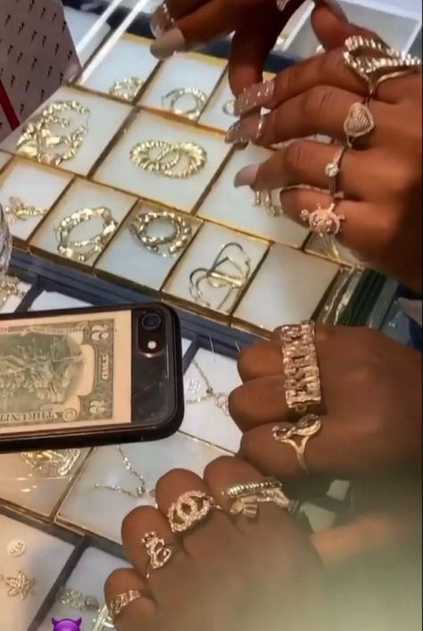 @𝑇ℎ𝑎𝑡𝑡𝑡𝑡𝑠.𝑁𝑖𝑎𝑗𝑎ℎ Gold Girly Jewelry, Gold Jewelry On Black Skin Girl, La Jewelry Aesthetic, Gold Jewelry Black Women, Jewelry Black Women, Cali Jewelry, La Jewelry, Custom Gold Jewelry, Xoxo Jewelry