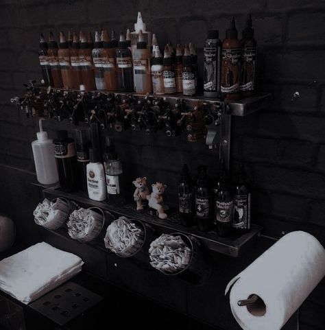 Tattoo Station Ideas, Home Tattoo Studio, Tattoo Studio Aesthetic, Tattoo Shop Aesthetic, Tattoo Room, Tattoo Shop Interior, Tattoo Shop Decor, Tattoo Studio Interior, Tattoo Station