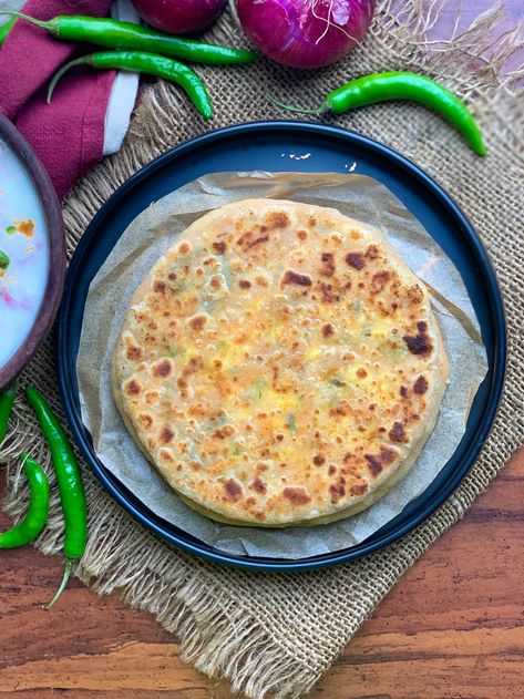 Aloo Ka Paratha, Plain Food, Aloo Paratha Recipe, Indian Veg Food, Stuffed Paratha, Aloo Paratha, Lime Pickles, Indian Breads, Indian Flat Bread