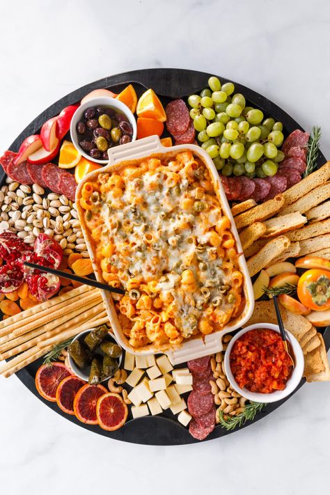 Serve a delicious charcuterie board for dinner with Delallo foods for the holidays--a Friendsgiving Pasta Bake Board made with turkey! Share Boards Food, Sharing Food Boards, Charcuterie Board Pasta, Spaghetti Charcuterie Board, Plater Ideas Dinner, Savory Food Board, Charcuterie Board Themes Dinner, Pasta Serving Ideas, Charcuterie Dinner Board Ideas