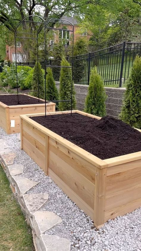 Trellis Ideas Garden, Backyard Raised Garden Beds, Outdoor Trellis Ideas, Backyard Raised Garden, Standing Garden, Garden Trellis Ideas, Wooden Garden Bed, Elevated Gardening, Trellis Ideas