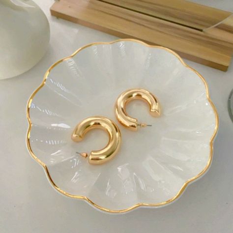 Jewerly Plate, Gold Accents Bedroom, Jewellery Plate, Jewelry Dishes, Jewellery Tray, Jewelry Trays, Minimalist Candles, Jewellery Dish, Jewelry Tray Display