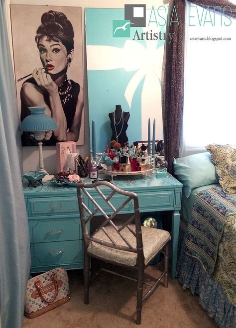 Breakfast at Tiffany's Themed Closet Room Tiffany Bedroom, Full Size Bedroom Sets, Tiffany Room, Breakfast Nook Bench, Artwork Diy, Cute Bedroom, Breakfast Bar Kitchen, Closet Room, Cottage Charm