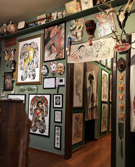 Japanese Tattoo Studio Interior, Tattoo Shop Lobby Ideas, Tattoo Shop Bathroom Ideas, Tattoo Shop Gallery Wall, Tattoo Shop Astethic, Tattoo Booth Decor, Tattoo Shop Bathroom, Cute Tattoo Studio, Gallery Wall Tattoo