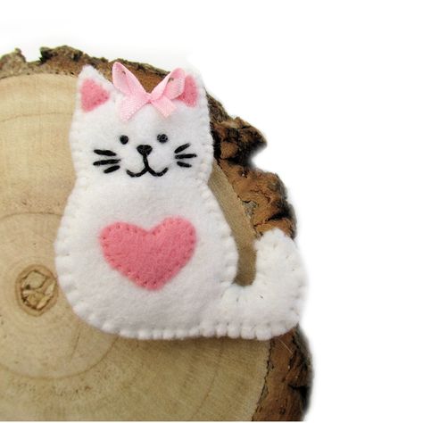 felt cat brooch pin, white cat pin, cat lovers gift, cat accessories, cat jewellery Easy Yarn Crafts, Felt Ornaments Patterns, Felt Crafts Patterns, Felt Crafts Christmas, Felt Crafts Diy, Felt Christmas Decorations, Pola Amigurumi, Felt Ornament, Felt Embroidery