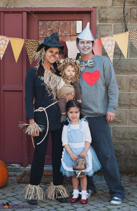 Family Halloween Costume Ideas, Diy Fantasia, Family Themed Halloween Costumes, Family Halloween Costume, Costume Carnaval, Themed Halloween Costumes, Best Couples Costumes, Image Halloween, Costume Works