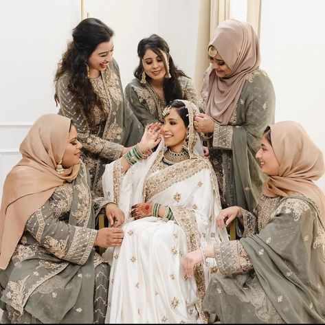 Bride and bridesmaids, hijabi bride Nikkah Family Photos, Nikkah Bridesmaid Outfit, Bridesmaid Photoshoot Ideas Group Shots, Bride With Bridesmaids Pictures, Nikkah Pics, Nikkah Pictures, Nikkah Photoshoot, Nikah Photography, Desi Bridesmaids