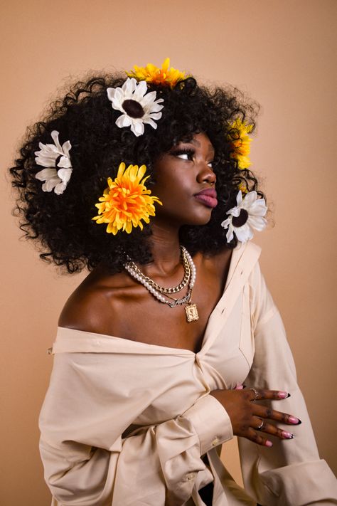 Afro Birthday Photoshoot, Afro With Flowers Black Women, Photoshoot With Flowers Black Woman, Black Women With Flowers In Hair, Flower Afro Photoshoot, Afro Photoshoot Ideas, Flower Hair Photoshoot, Flower Themed Photoshoot, Birthday Photoshoot Ideas Flowers