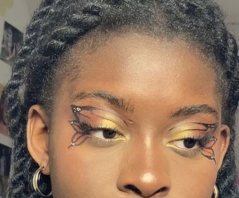 #aesthetic #makeup #butterfly Gold Butterfly Makeup, Monarch Makeup, Monarch Butterfly Makeup, Butterfly Eye Makeup, Makeup 2024, Character Customization, Butterfly Eyes, Butterfly Makeup, Butterfly Costume