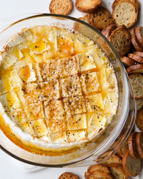 Baked brie in dish. Hot Honey Baked Brie, Holiday Brie, Baked Brie With Honey, Baked Brie Honey, Honey Appetizers, Honey Brie, Brie Recipes Appetizers, Brie Cheese Recipes, Baked Brie Appetizer