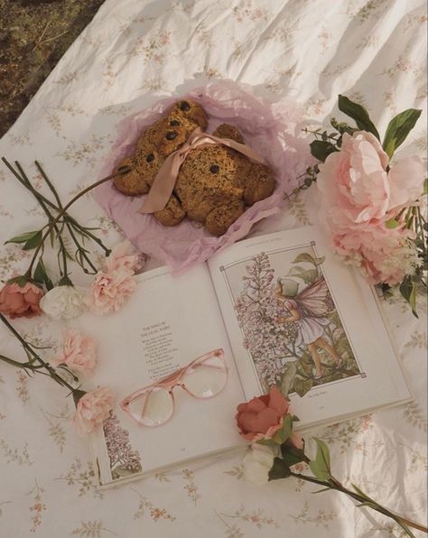 Cottagecore Princess, Cottagecore Pink, Cottagecore Room Decor, Romantic Academia, Cottage Aesthetic, Ethereal Aesthetic, Vintage Princess, Princess Aesthetic, Cottagecore Aesthetic