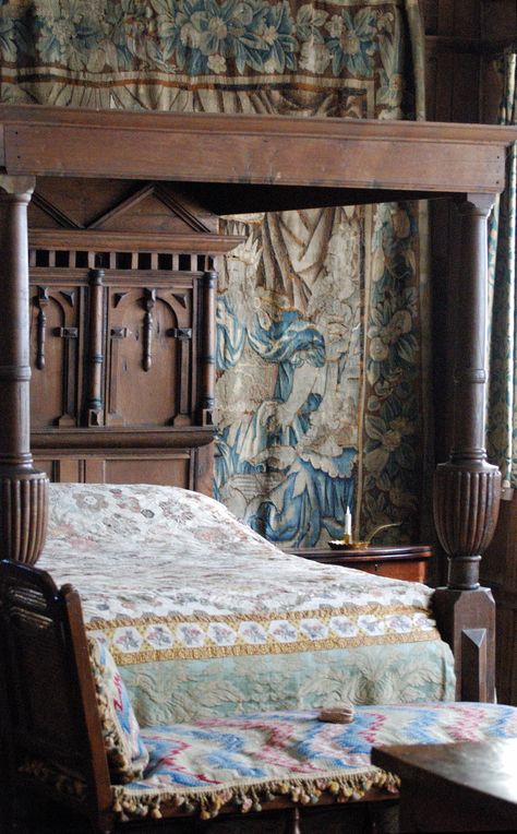 Medieval Bed, Medieval Bedroom, Castle Bedroom, Historical Interior, Medieval Decor, Castles Interior, Medieval Houses, Home Good, Interior Design Bedroom