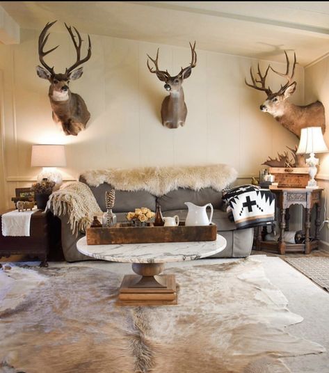 Deer Hide Decor, Western Living Room, Deer Hide, Trophy Rooms, Vintage Finds, Decorating Ideas, House Interior, Entryway, Living Room