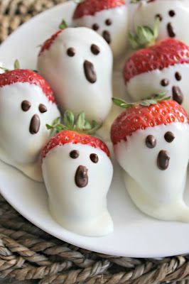 White Chocolate Strawberry Ghosts - Made It. Ate It. Loved It. Halloween Strawberries, Strawberry Halloween, Snack Halloween, Easy Halloween Treats, Halloween Torte, Halloween Brownies, Postres Halloween, Halloween Party Appetizers, Halloween Donuts