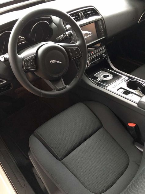 Jaguar #XE #Lenkrad #steeringwheel Jaguar Auto, Jaguar Cars, Jaguar Xe, Cool Car Pictures, Jaguar Car, My Dream Car, Dream House Decor, My Ride, Dream Car