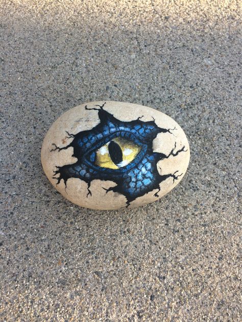 Dragon Eye Rock Painting, Dragon Egg Rock Painting, Dragon Painted Rocks, Bird Rock Painting Ideas, Eye Rock Painting, Dragon Eye Painting, Dragon Eye Art, Medieval Ruins, Dragon Eye Drawing