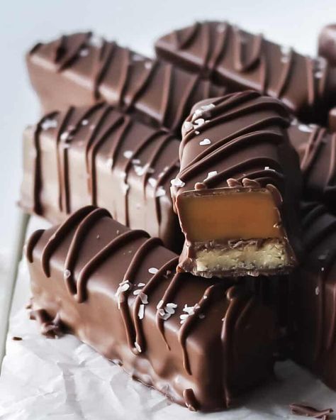 Gluten free Twix bar recipe (homemade) caramel candy bar - One Sweet Mama Gluten Free Twix Bars, Twix Recipe, Gluten Free Twix, Homemade Caramel Candy, Twix Candy, Gluten Free Shortbread, Candy Wafers, Caramel Shortbread, Twix Bar