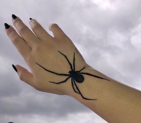 Female Hand Tattoo, Tattoo Ideas Female Hand, Tattoo Main, Simple Hand Tattoos, Tato Flash, Henna Inspired Tattoos, Web Tattoo, Pretty Hand Tattoos, Skin Drawing