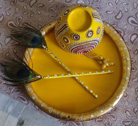 Haldi Dish Decoration Ideas, Haldi Thali Decoration Ideas, Haldi Plate Decoration Ideas, Mrg Decoration, Haldi Tray, Haldi Platter, Dish Decoration, Haldi Ceremony Decorations, Hearts Paper Crafts