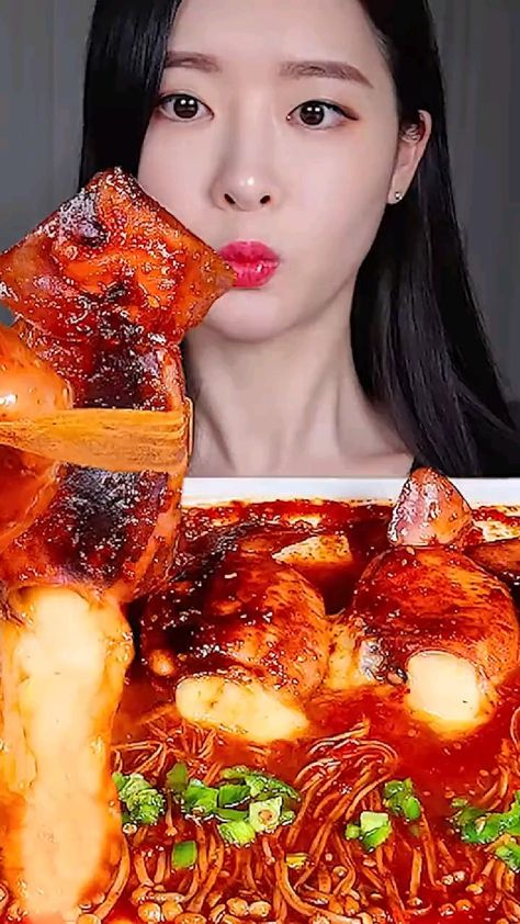 Asmr Videos Food Eating Noodles, Chili Noodles, Mukbang Korean, Clean Eating Chicken Recipes, Clean Eating Dessert Recipes, Food Spicy, Noodles Chicken, Chili Chili, Homemade Chinese Food