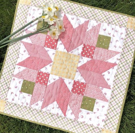 Flower Quilt Blocks, Quilt Meaning, Charm Pack Quilt Patterns, Flower Quilt Patterns, Big Block Quilts, Mini Quilt Patterns, Bachelor Buttons, Quilting Designs Patterns, Spring Quilts