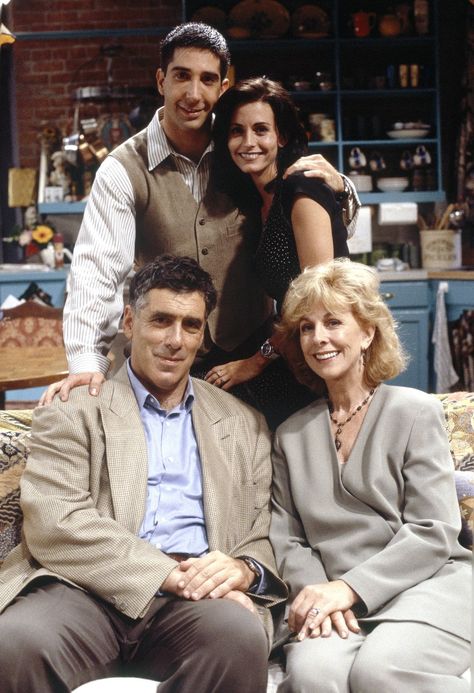 Episode 2: “The One with the Sonogram at the End” | 27 Amazing Rare Photos From The First Season Of "Friends"  The episode also marked the first appearance of Ross and Monica’s parents, Jack (Elliot Gould) and Judy Geller (Christina Pickles). Friends Season 1, Photos Rares, Matt Leblanc, David Schwimmer, Ross Geller, Friends Cast, Friends Tv Series, Friends Central Perk, Joey Tribbiani