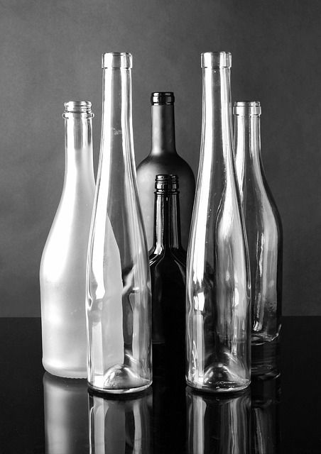 Bottle Drawing, Life Drawing Reference, Recycled Glass Bottles, Life Paint, Object Drawing, Still Life Photos, Composition Photography, Tea Art, Still Life Art