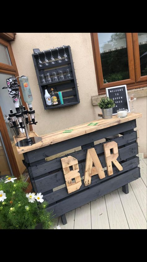 Bar En Palette, Christmas Balcony, Plants Balcony, Diy Outdoor Bar, Apartment Christmas, Diy Home Bar, Outdoor Patio Bar, Apartment Luxury, Apartment Plants