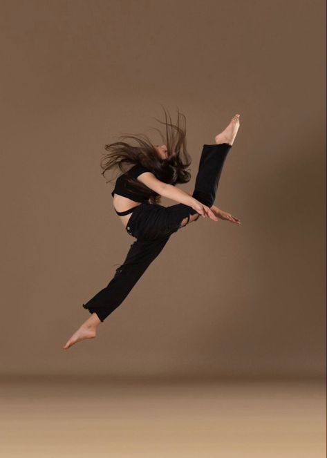 Dance Pictures Aesthetic, Jazz Photoshoot Poses, Lyrical Dance Photography, Dance Jump Poses For Pictures, Sassy Dance Poses, Jazz Dance Poses For Pictures, Studio Dance Photography, Hiphop Dance Poses, Jazz Dance Aesthetic