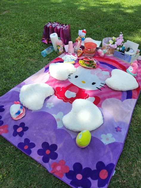 Hello Kitty Picnic 🎀 Hello Kitty Sleepover, Hello Kitty Pool Party, Hello Kitty Picnic, Mickey Mouse Clubhouse Birthday Party Decorations, Party Hello Kitty, Lilly Party, Sock Hop Party, Kawaii Summer, Mickey Mouse Clubhouse Birthday Party