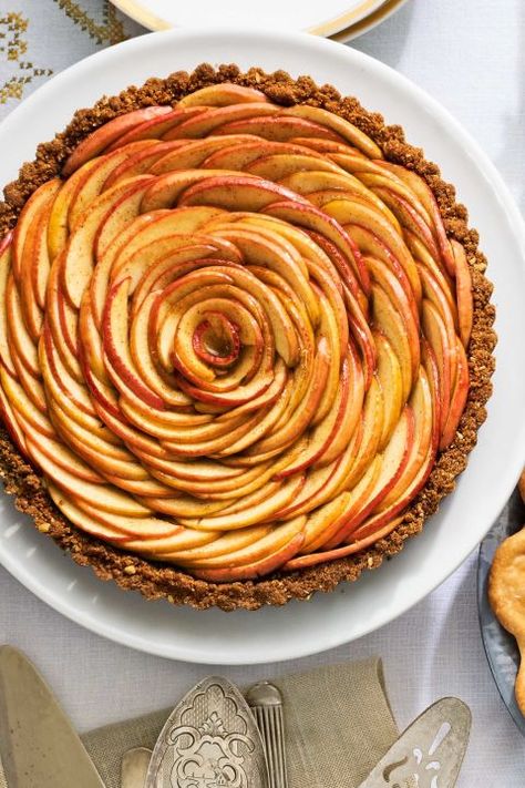 Pink Lady apples are the star of this eye-catching Apple Blossom Tart. To create this spiral design, arrange apples in an overlapping circular pattern and continue until you reach the center. Easy Thanksgiving Dessert Recipes, Pie Ideas, French Apple Tart, Apple Tart Recipe, Fun Thanksgiving Desserts, Thanksgiving Desserts Easy, Apple Dessert Recipes, Thanksgiving Food Desserts, Easy Pie