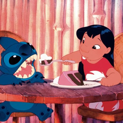 Check out these delectable Disney food recreations that are absolutely to die for! Disney Characters Eating, Lilo And Stitch Movie, Disney Dishes, ليلو وستيتش, Lilo Y Stitch, Cute Stitch, Disney Favorites, Walt Disney Studios, Disney Aesthetic