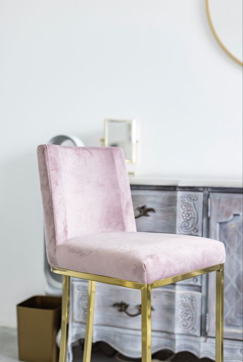 Gold Chair. Pink chair. Makeup Artist chair. Makeup Studio Makeup Chair Professional, Makeup Commercial, Makeup Artist Chair, Makeup Artist Studio, Makeup Chair, Studio Chairs, Top Makeup, Makeup Lessons, Pink Chair