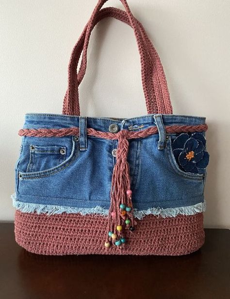 Denim Toys, Diy Bags Jeans, Recycled Jeans Bag, Denim Bag Patterns, Denim Crafts Diy, Blue Jeans Crafts, Denim Purse, Denim Ideas, Crochet Handbags Patterns