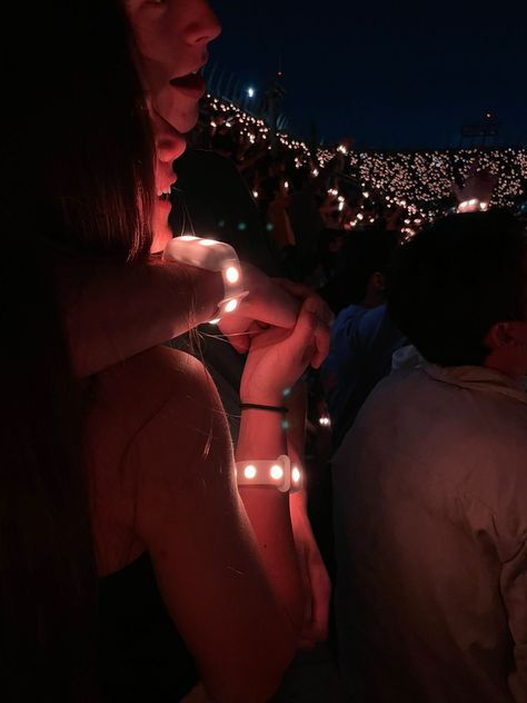 Concert With Boyfriend Pictures, Bf Vision Board, Cute Couple Concert Pictures, Concert Picture Ideas Couple, Couple Concert Aesthetic, Silly Boyfriend Aesthetic, Singer Boyfriend Aesthetic, Couple In Concert, Dream Boyfriend List