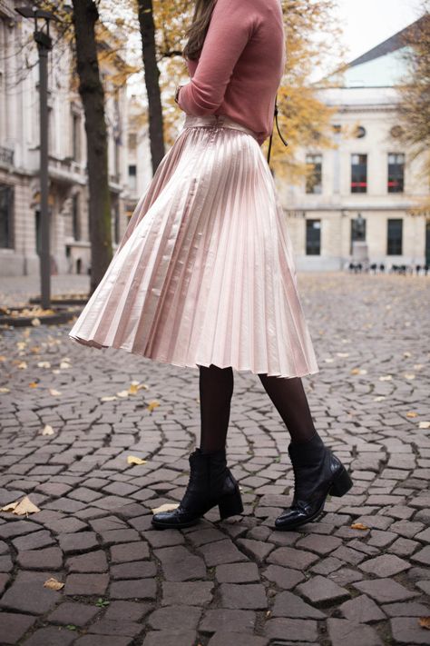 Pink Pleated Skirt Outfit Winter, Pleated Skirt Winter Outfit, Rose Skirt Outfit, Accordion Skirts, Pink Pleated Skirt Outfit, Pleated Skirt Winter, Pleated Skirt Outfits, Pink Skirt Outfits, Pleated Skirt Outfit