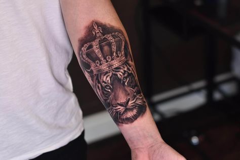 Tiger Crown Tattoo, Tiger With Crown Tattoo, Tiger With Crown, Crown Tattoo Ideas, Cincinnati Tattoo, Chest Tattoo Sketches, Crown Tattoos, Cool Shoulder Tattoos, Half Sleeve Tattoos Drawings