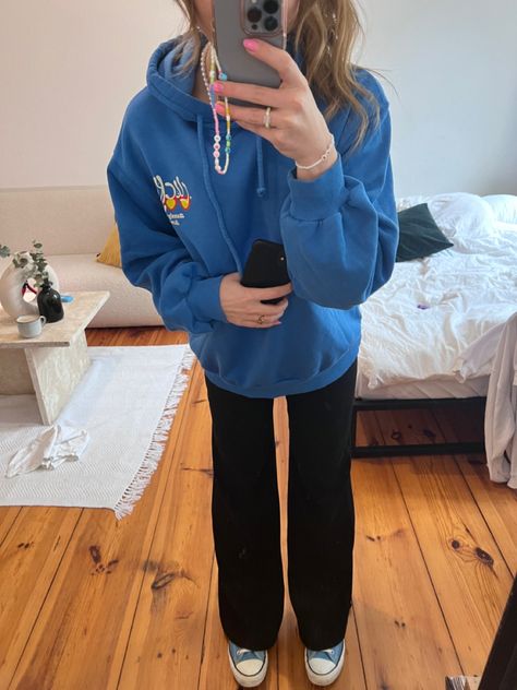 How To Style Blue Converse, Outfit With Blue Converse, Converse Blue Outfit, Blue Converse Outfit, Blue Sweatshirt Outfit, Outfit Zapatillas, Blue Hoodie Outfit, Hoodie Outfit Ideas, Blue Outfit Ideas