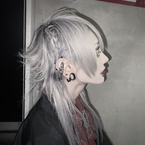 Long Vkei Hair, Visual Kei Hair Short, Long Spikey Hair, V Kei Hair, White Hair Wolf Cut, Vkei Haircut Short, Genshin Haircut, Spider Haircut, V Kei Outfits